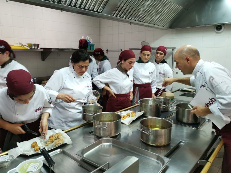 Jordi Narro dirige a los alumnos y alumnas del concurso concurso anual croquetas