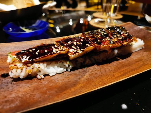 Caballa Laqueada sobre Arroz Sushi caballa laqueada arroz sushi